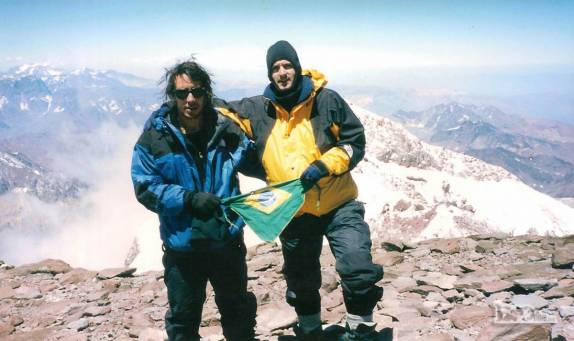 Com o Haroldo, extenuados, no cume do Aconcágua, a montanha mais alta das Américas, no oeste da Argentina (temporada de 1998/99)